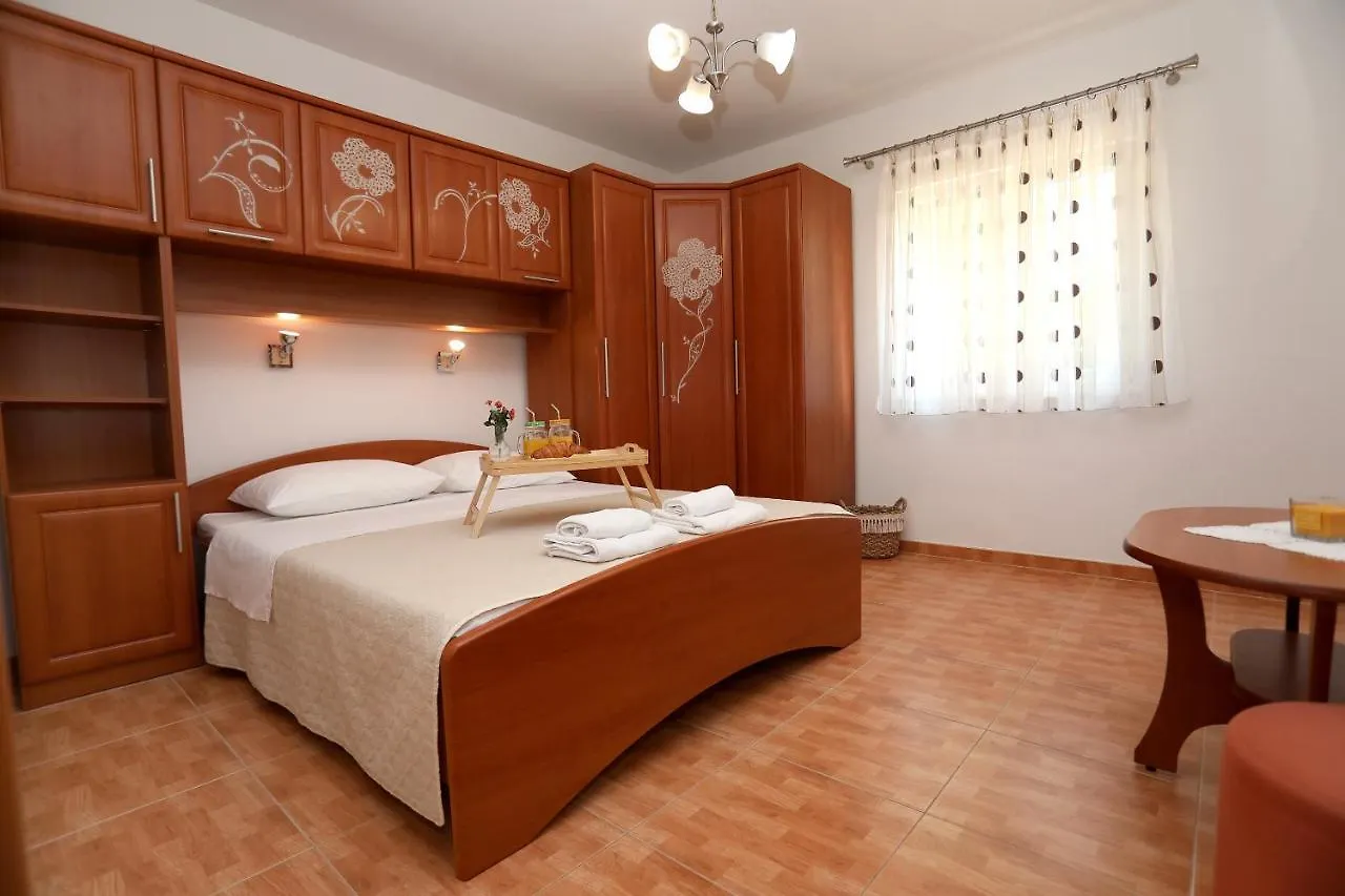 Vila Kuzmanic Trogir 0*,  Croatia
