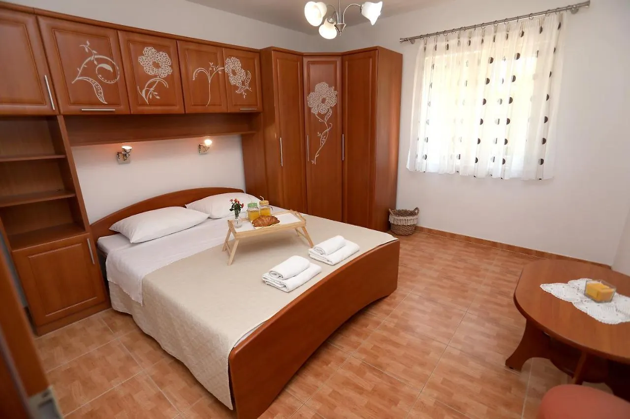 Vila Kuzmanic Trogir 0*,  Croatia